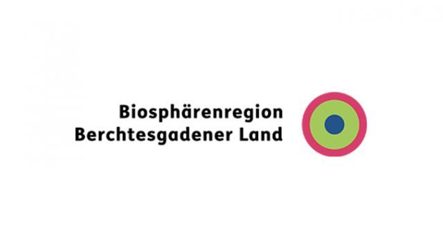 Wir sind Biosphäre! Gemeinsam für die Zukunft Das Berchtesgadener Land hat von der UNESCO (Organisation der Vereinten Nationen für Bildung, Wissenschaft und Kultur) die Auszeichnung als Biosphärenregion erhalten und umfasst als einzige in Deutschland alpine und voralpine Lebensräume. Die Biosphäre ist Lebens-, Wirtschafts- und Erholungsraum des Menschen und zeichnet sich gleichzeitig durch eine besonders charakteristische und intakte Natur- und Kulturlandschaft mit einer sehr hohen biologischen Vielfalt aus. Ziel ist es, ein ausgewogenes Miteinander von Mensch und Natur zu schaffen, indem die gesellschaftliche und wirtschaftliche Entwicklung der Region im Einklang mit der Natur gefördert wird. Als Modellregionen für nachhaltige Entwicklung entwickeln sich die weltweit rund 750 Biosphärenreservate im Sinne der UN-Nachhaltigkeitsziele. Gemeinsam mit den Menschen vor Ort soll diese nachhaltige Entwicklung dem Wohle der jetzigen und der kommenden Generationen dienen. hotel-villa-rein-biosphaeren-fruehstueck